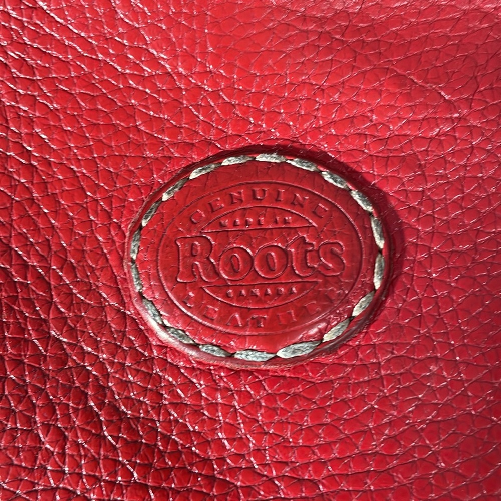 Roots pebbled leather red purse with long crossbody strap.  Made in Canada - Picture 13 of 17